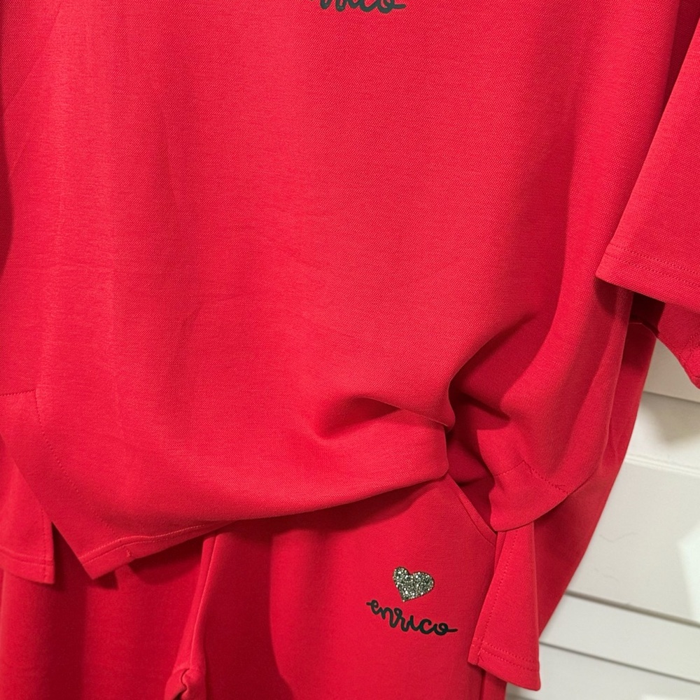 Red Suit - Picture 7 of 11